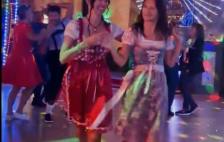 Mal Discofox getanzt von 2 hübschen Ladys.